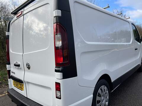 Vauxhall Vivaro 1.6 CDTi 2900 Sportive Panel Van 5dr Diesel Manual L2 H1 Euro 6 (120 ps) - U425