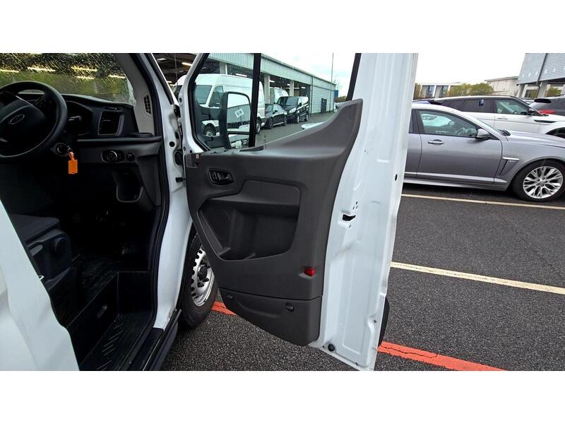 Ford Transit 350 LUTON L4 H1 FWD 130PS Leader - U464