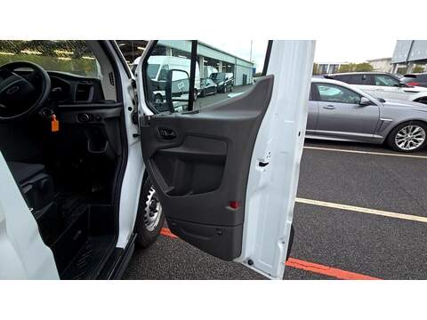 Ford Transit 350 LUTON L4 H1 FWD 130PS Leader - U464