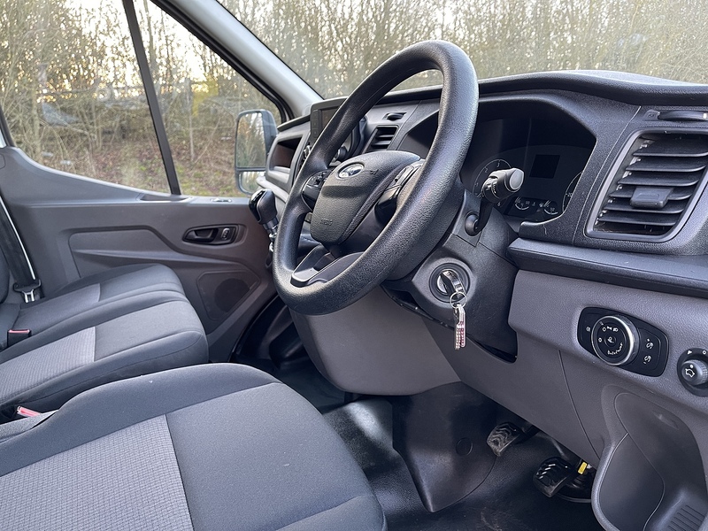 Ford Transit 350 LUTON L4 H1 FWD 130PS Leader - U464