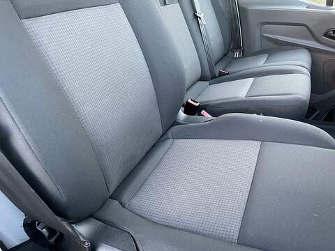 Ford Transit 350 LUTON L4 H1 FWD 130PS Leader - U464