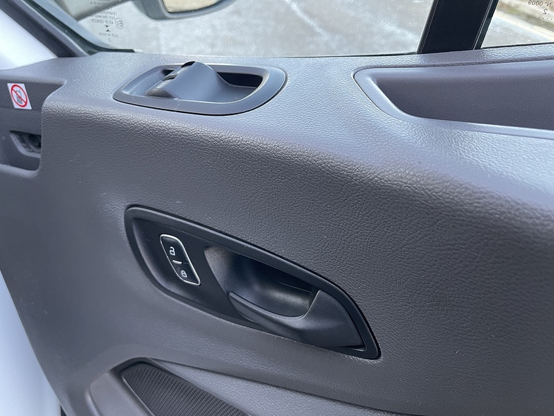 Ford Transit 350 LUTON L4 H1 FWD 130PS Leader - U464