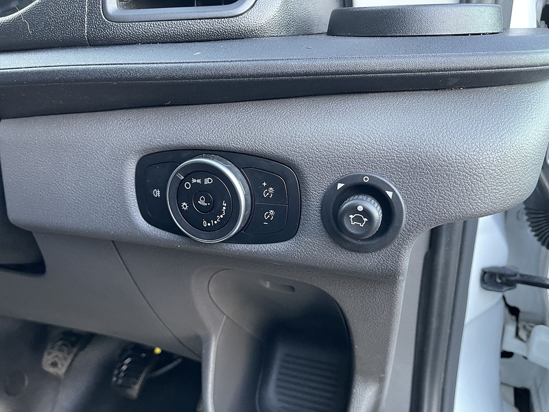 Ford Transit 350 LUTON L4 H1 FWD 130PS Leader - U464