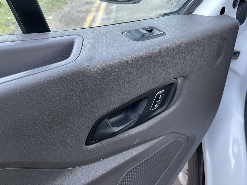 Ford Transit 350 LUTON L4 H1 FWD 130PS Leader - U464