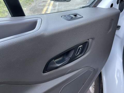 Ford Transit 350 LUTON L4 H1 FWD 130PS Leader - U464