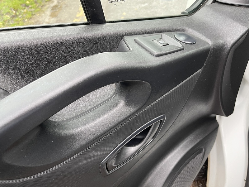 Renault Trafic 2.0 dCi ENERGY 28 Business+ SWB Standard Roof Euro 6 (s/s) 5dr - U476