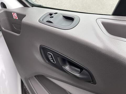 Ford Transit 2.0 350 EcoBlue Leader Luton 3dr Diesel Manual RWD L4 Euro 6 (s/s) (130 ps) - U484