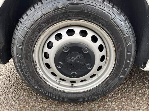 Peugeot e-Expert e 1200 75kWh Professional Standard Panel Van Auto MWB 6dr - U507