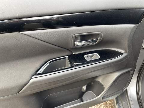 Mitsubishi Outlander 2.4h TwinMotor 13.8kWh Reflex Plus CVT 4WD Euro 6 (s/s) 5dr - U511