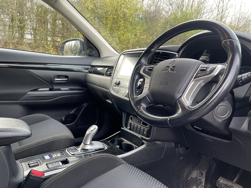 Mitsubishi Outlander 2.4h TwinMotor 13.8kWh Reflex Plus CVT 4WD Euro 6 (s/s) 5dr - U511