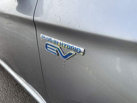 Mitsubishi Outlander 2.4h TwinMotor 13.8kWh Reflex Plus CVT 4WD Euro 6 (s/s) 5dr - U511