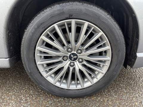 Mitsubishi Outlander 2.4h TwinMotor 13.8kWh Reflex Plus CVT 4WD Euro 6 (s/s) 5dr - U511