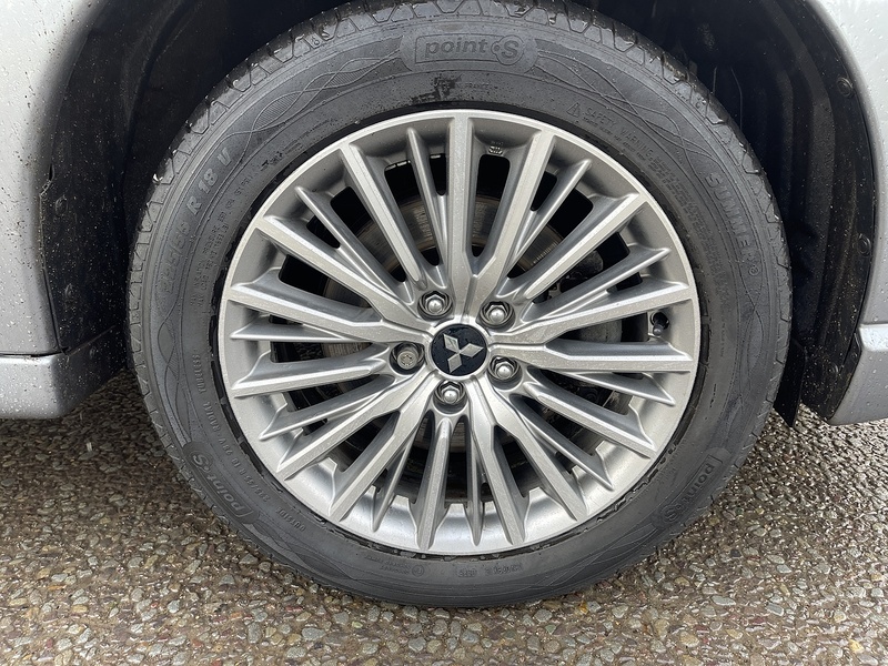 Mitsubishi Outlander 2.4h TwinMotor 13.8kWh Reflex Plus CVT 4WD Euro 6 (s/s) 5dr - U511