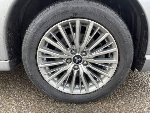 Mitsubishi Outlander 2.4h TwinMotor 13.8kWh Reflex Plus CVT 4WD Euro 6 (s/s) 5dr - U511