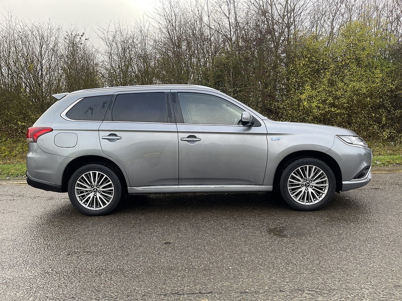 Mitsubishi Outlander 2.4h TwinMotor 13.8kWh Reflex Plus CVT 4WD Euro 6 (s/s) 5dr - U511