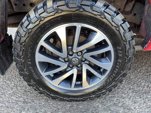 Nissan Navara Navara Tekna Pickup 2 Manual Diesel - U555