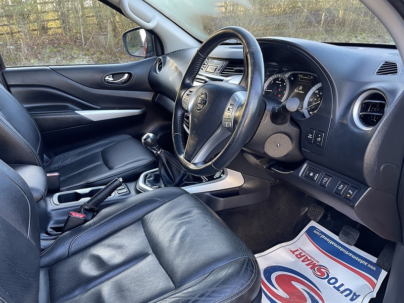 Nissan Navara Navara Tekna Pickup 2 Manual Diesel - U555