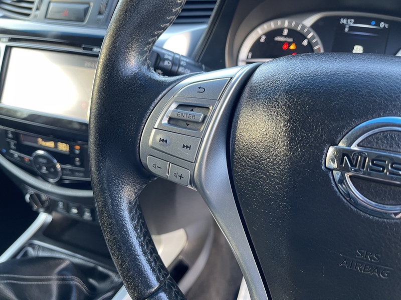 Nissan Navara Navara Tekna Pickup 2 Manual Diesel - U555