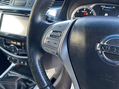 Nissan Navara Navara Tekna Pickup 2 Manual Diesel - U555