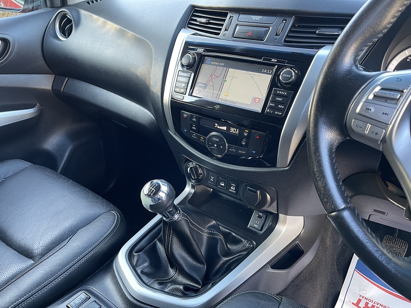 Nissan Navara Navara Tekna Pickup 2 Manual Diesel - U555