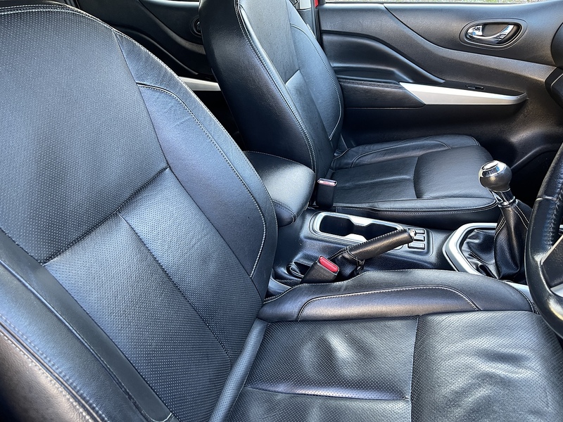 Nissan Navara Navara Tekna Pickup 2 Manual Diesel - U555