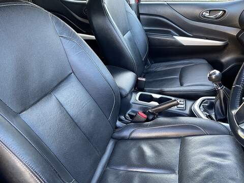 Nissan Navara Navara Tekna Pickup 2 Manual Diesel - U555