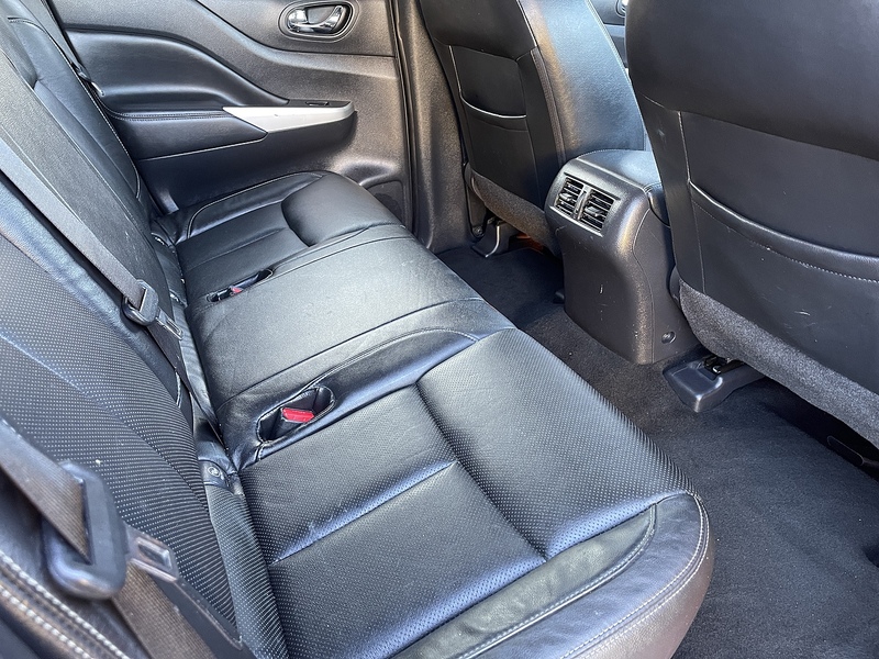 Nissan Navara Navara Tekna Pickup 2 Manual Diesel - U555