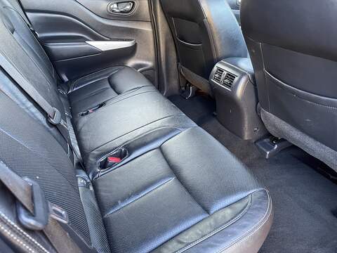 Nissan Navara Navara Tekna Pickup 2 Manual Diesel - U555