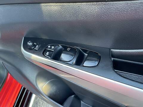 Nissan Navara Navara Tekna Pickup 2 Manual Diesel - U555