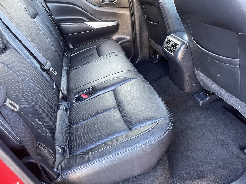 Nissan Navara Navara Tekna Pickup 2 Manual Diesel - U555