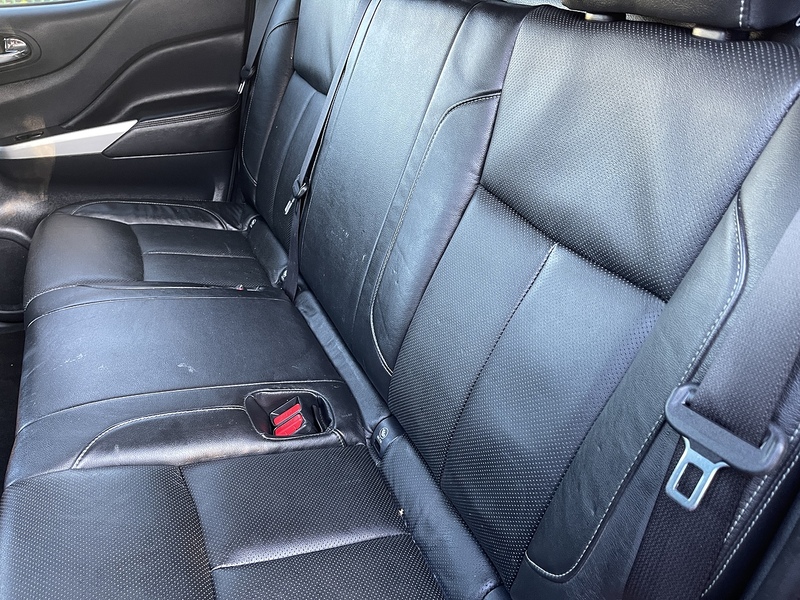 Nissan Navara Navara Tekna Pickup 2 Manual Diesel - U555