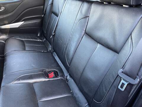 Nissan Navara Navara Tekna Pickup 2 Manual Diesel - U555