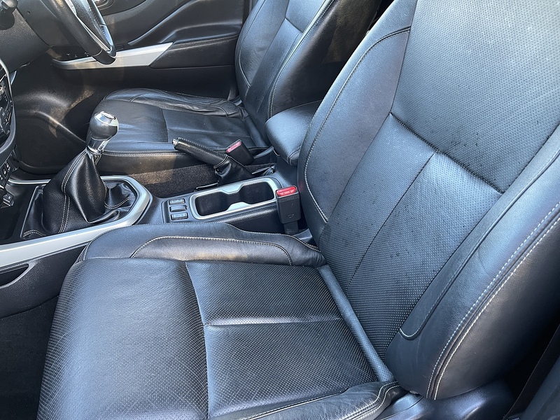 Nissan Navara Navara Tekna Pickup 2 Manual Diesel - U555