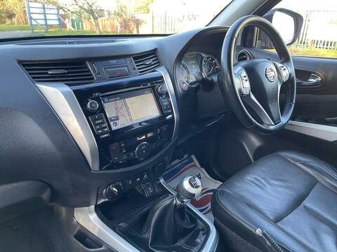 Nissan Navara Navara Tekna Pickup 2 Manual Diesel - U555