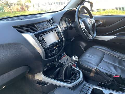 Nissan Navara Navara Tekna Pickup 2 Manual Diesel - U555