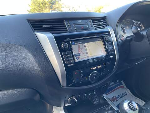 Nissan Navara Navara Tekna Pickup 2 Manual Diesel - U555