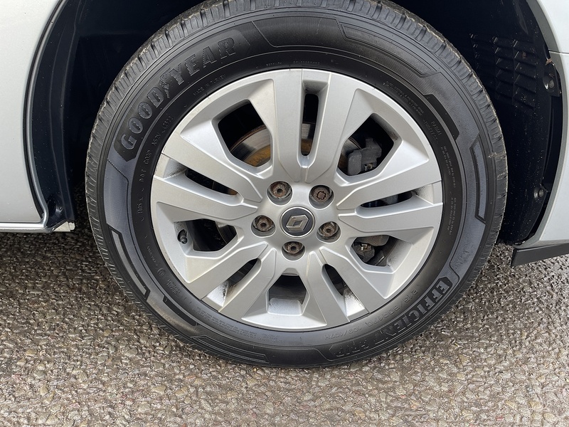 Renault Trafic 2.0 dCi Blue LL30 Sport Crew Van L2 H1 Euro 6 (s/s) 6dr - U560