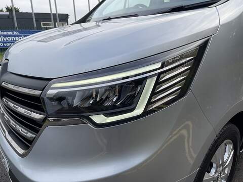 Renault Trafic 2.0 dCi Blue LL30 Sport Crew Van L2 H1 Euro 6 (s/s) 6dr - U560
