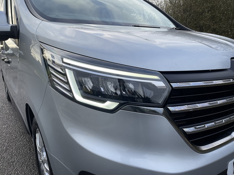 Renault Trafic 2.0 dCi Blue LL30 Sport Crew Van L2 H1 Euro 6 (s/s) 6dr - U560