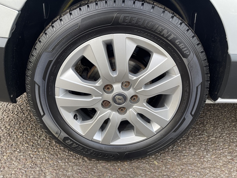 Renault Trafic 2.0 dCi Blue LL30 Sport Crew Van L2 H1 Euro 6 (s/s) 6dr - U560