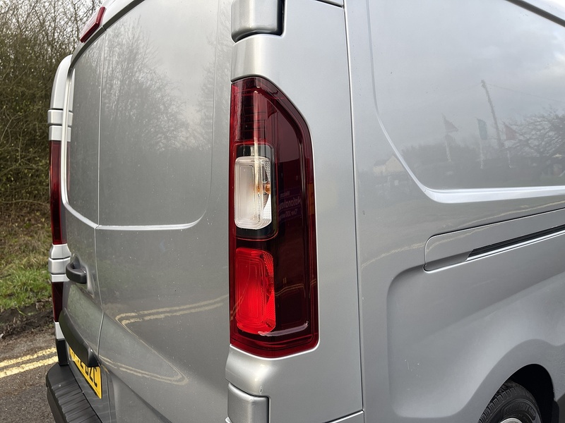 Renault Trafic 2.0 dCi Blue LL30 Sport Crew Van L2 H1 Euro 6 (s/s) 6dr - U560