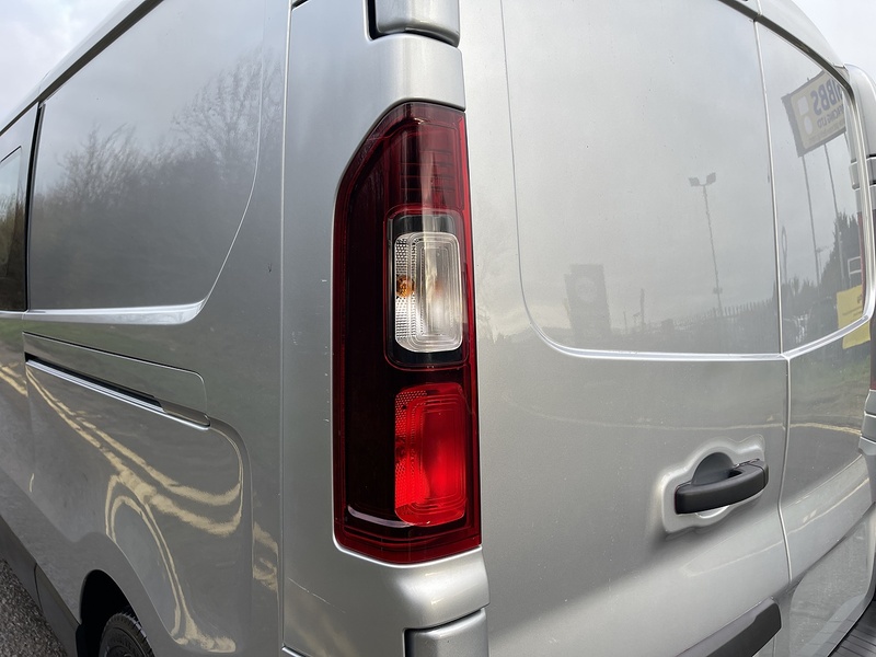 Renault Trafic 2.0 dCi Blue LL30 Sport Crew Van L2 H1 Euro 6 (s/s) 6dr - U560