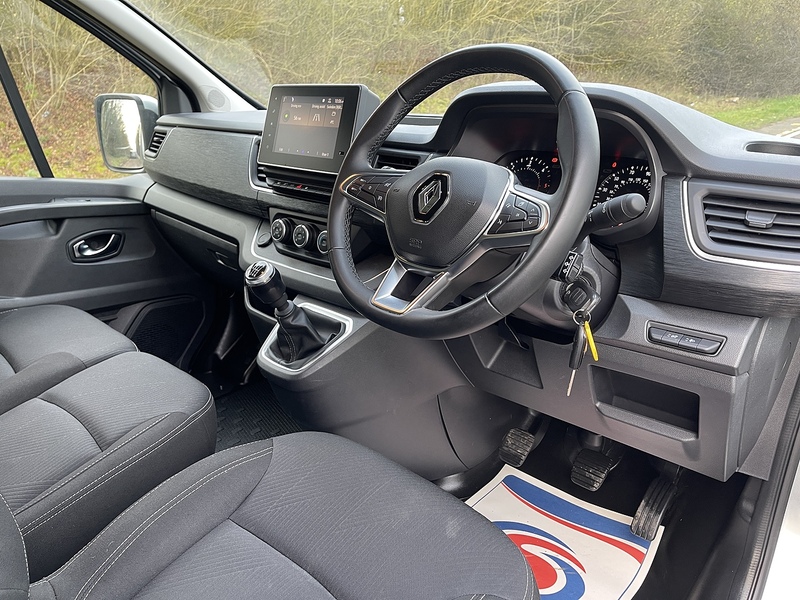 Renault Trafic 2.0 dCi Blue LL30 Sport Crew Van L2 H1 Euro 6 (s/s) 6dr - U560