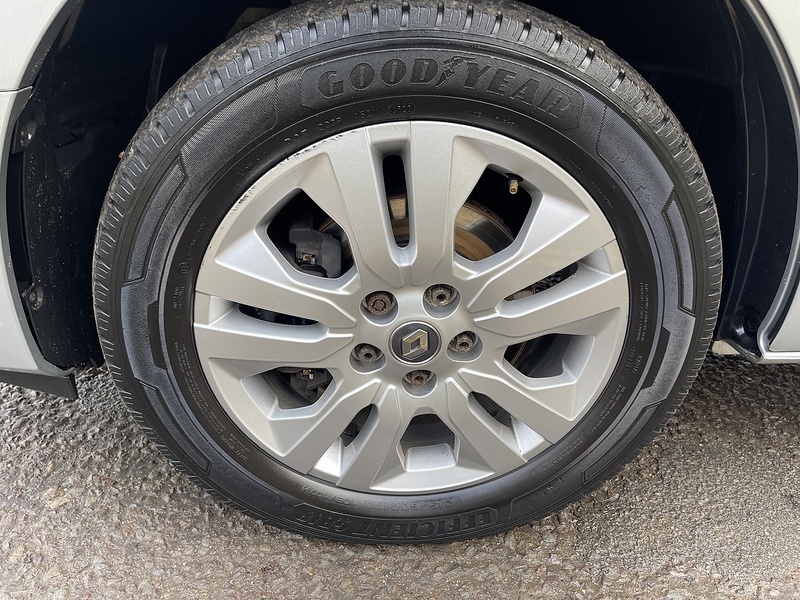 Renault Trafic 2.0 dCi Blue LL30 Sport Crew Van L2 H1 Euro 6 (s/s) 6dr - U560