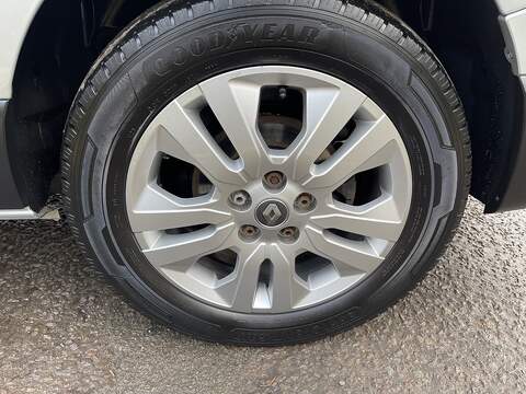 Renault Trafic 2.0 dCi Blue LL30 Sport Crew Van L2 H1 Euro 6 (s/s) 6dr - U560