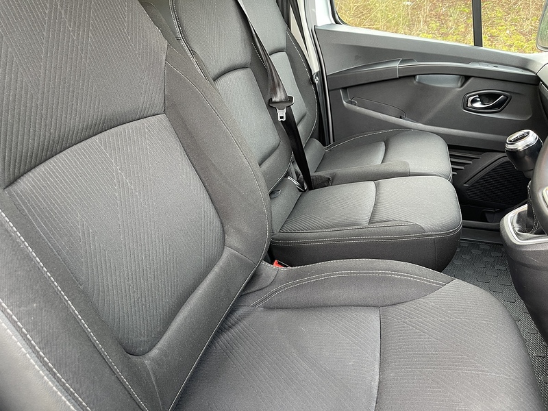 Renault Trafic 2.0 dCi Blue LL30 Sport Crew Van L2 H1 Euro 6 (s/s) 6dr - U560