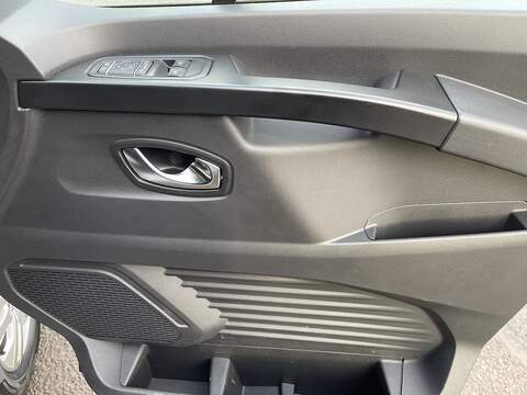 Renault Trafic 2.0 dCi Blue LL30 Sport Crew Van L2 H1 Euro 6 (s/s) 6dr - U560