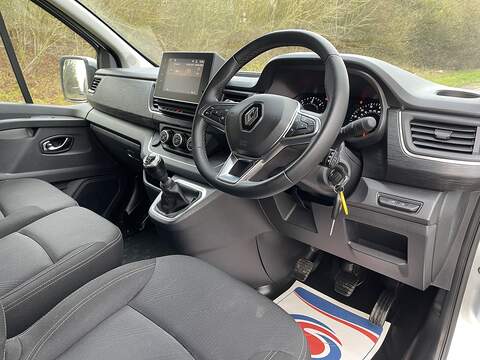 Renault Trafic 2.0 dCi Blue LL30 Sport Crew Van L2 H1 Euro 6 (s/s) 6dr - U560