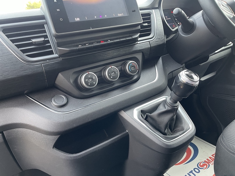 Renault Trafic 2.0 dCi Blue LL30 Sport Crew Van L2 H1 Euro 6 (s/s) 6dr - U560