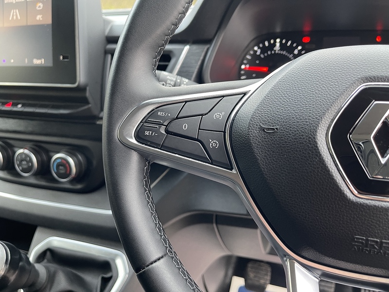 Renault Trafic 2.0 dCi Blue LL30 Sport Crew Van L2 H1 Euro 6 (s/s) 6dr - U560